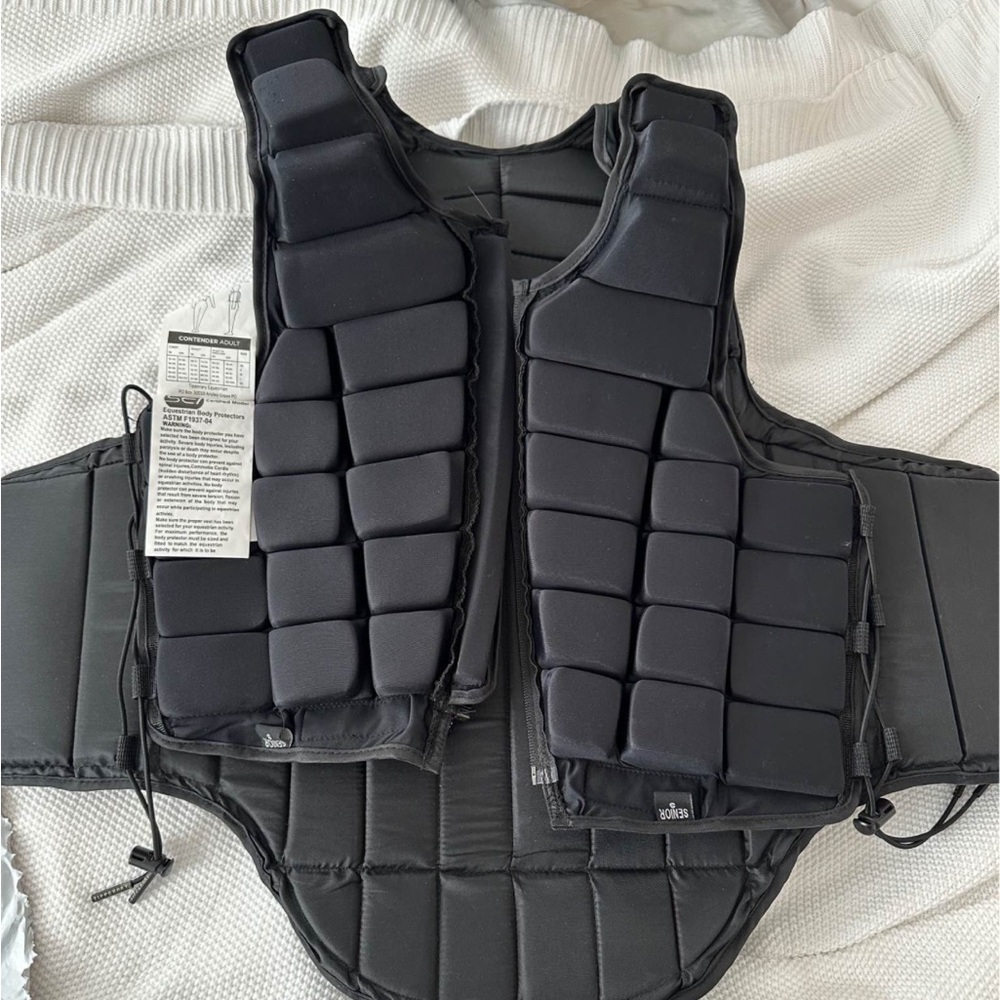 NWOT Tipperary Contender Vest Size Small